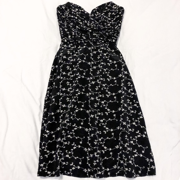 Betsey Johnson Dresses & Skirts - BETSEY JOHNSON STRAPLESS DRESS WITH EMBROIDERY